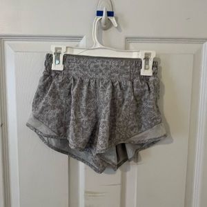 Lululemon hotty hot shorts size 2 2.5 inch